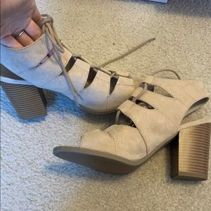 Taupe color side 9 wedge. Never worn!!